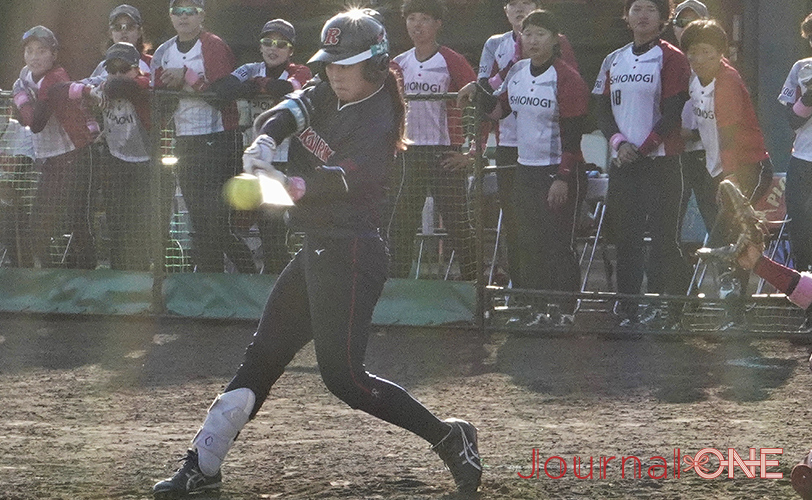 本塁打を放つ東海理化の加藤亜実選手