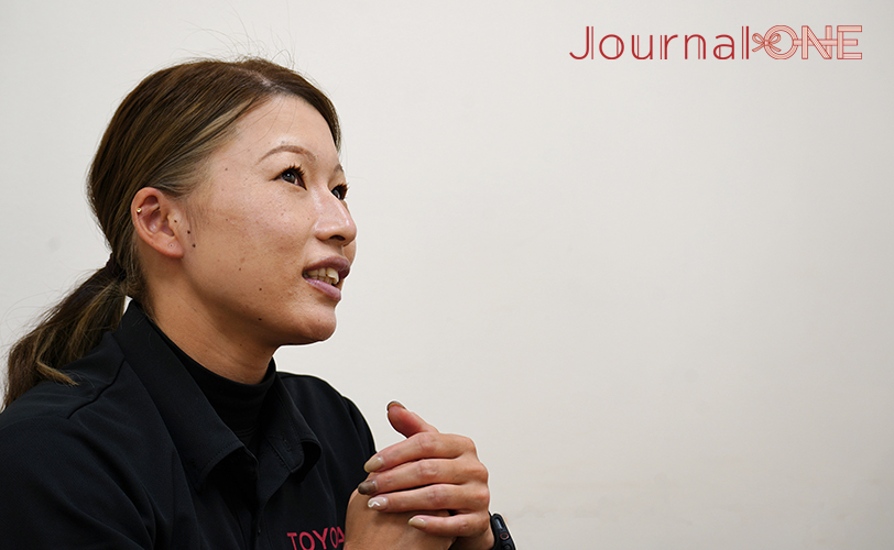 Journal-ONE記者としてインタビューする山崎早紀さん（トヨタ）