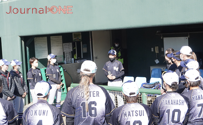 JDリーグ プレーオフ1回戦 試合後に円陣を組むSGH・加藤愛監督