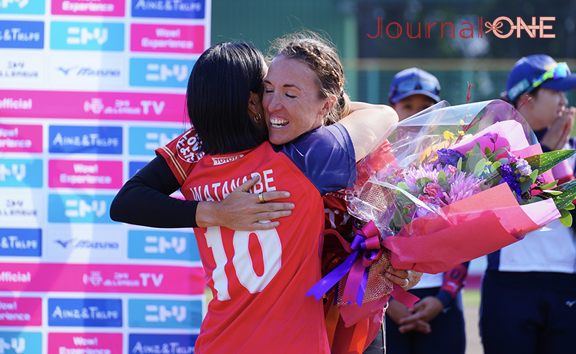 ソフトボール モニカ・アボット投手(トヨタ)の引退セレモニーで花束を渡し涙でハグする、渡邉華月元捕手