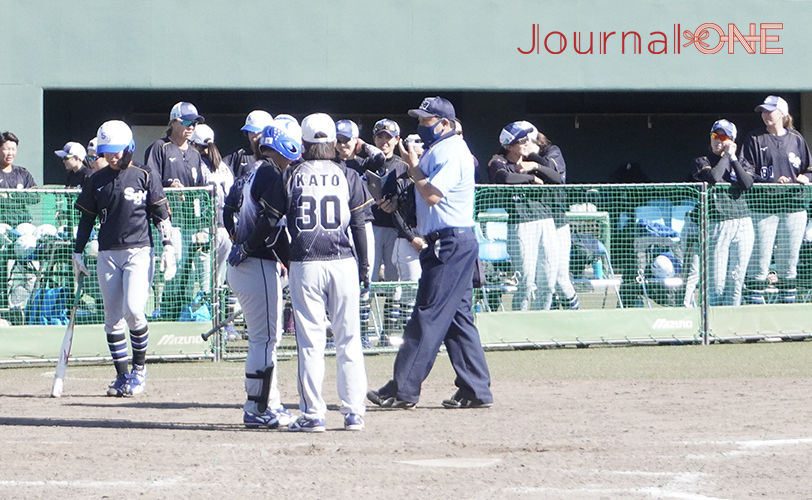 JDリーグ プレーオフ1回戦 代打を告げるSGH・加藤愛監督