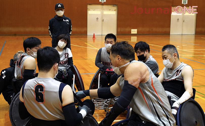 選手の特長を活かした戦術を説明する池透暢選手(Freedom)-Journal-ONE撮影