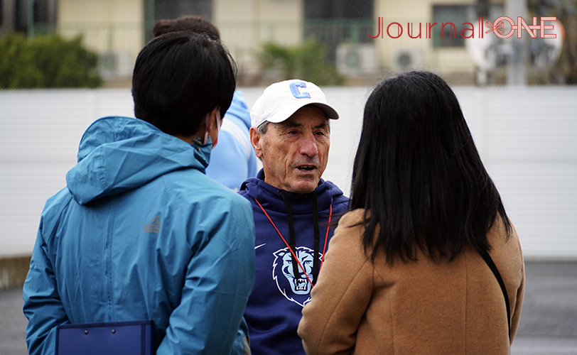 アメリカンフットボール Japan U.S. DREAM BOWL 2023 アイビー・リーグ(Ivy League)のオールスターチーム Al Bagnoliヘッドコーチ-Journal-ONE撮影