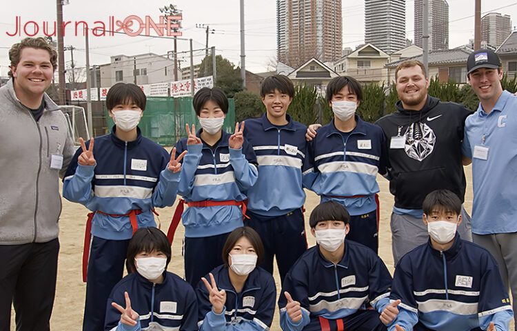 アメリカンフットボール アイビーリーグ選抜選手と神奈川県川崎市立橘高等学校の生徒の皆さん -Journal-ONE撮影