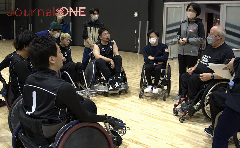 Wheelchair Rugby WAVESにアドバイスするKevin Orr HC(ケビンヘッドコーチ) -Journal-ONE撮影
