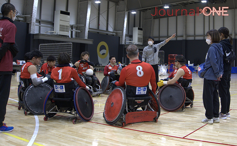 Wheelchair Rugby 中谷英樹HCの作戦を聞く選手たち(AXE) -Journal-ONE撮影