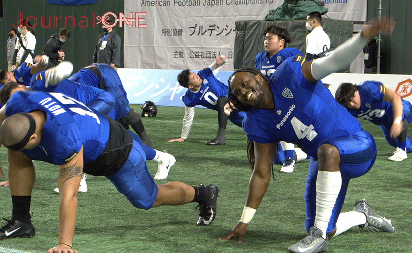 アメリカンフットボール RICE BOWL リラックスしてアップするパナソニックインパルス ジャボリー ウィリアムス選手(Jaboree Williams) -Journal-ONE撮影