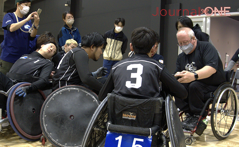 Wheelchair Rugby WAVESにアドバイスするKevin Orr HC(ケビンヘッドコーチ) -Journal-ONE撮影