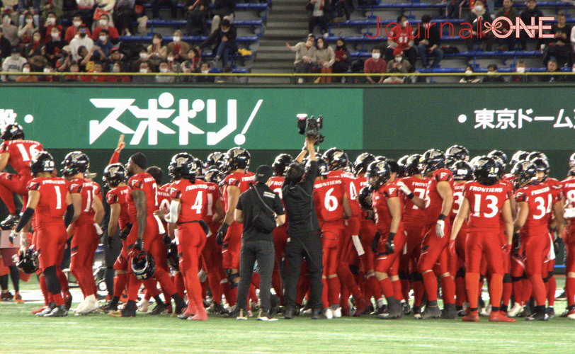 アメリカンフットボール RICE BOWL 試合前に円陣を組む富士通フロンティアーズ選手-Journal-ONE撮影