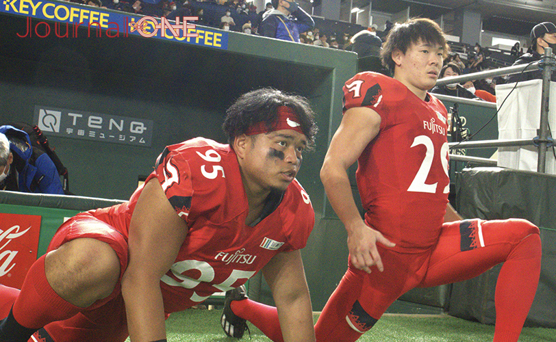 アメリカンフットボール RICE BOWL 富士通フロンティアーズ DLの宇田 正男選手、DBの林 奎佑選手 -ONE撮影