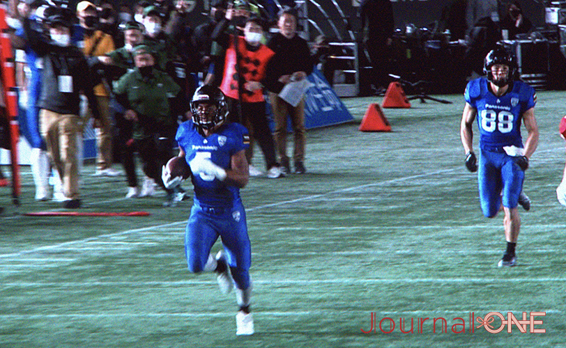 アメリカンフットボール RICE BOWL パナソニックインパルスのミッチェル・ビクタージャモー選手(Victor Jamal Mitchell)のランタッチダウン -Journal-ONE撮影