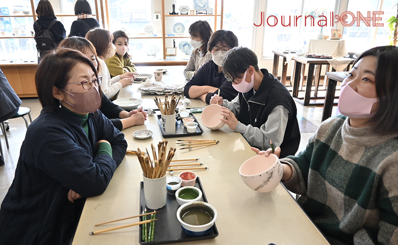 女性作家グループ “とべりて”のみなさんと談笑しながら砥部焼の絵付け体験 -Journal-ONE撮影