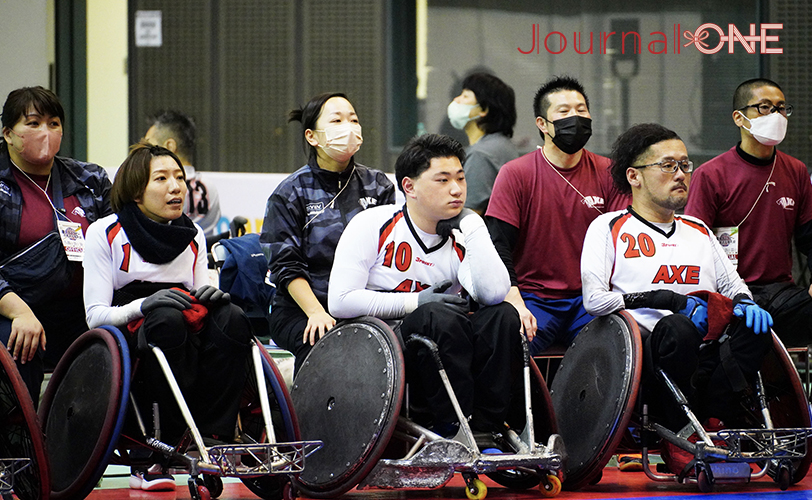 第24回車いすラグビー日本選手権大会 AXE 対 BLITZの一戦を見守るAXEの選手たち