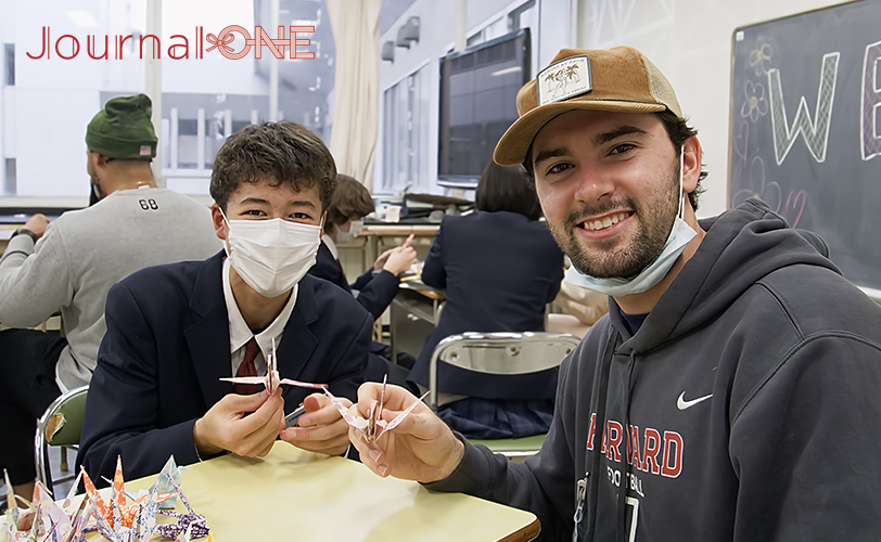 折り鶴が完成し嬉しそうなJack Bill選手 -Journal-ONE撮影