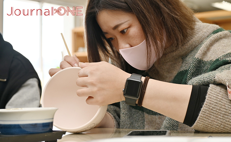 砥部焼の絵付けをする本間選手 -Journal-ONE撮影