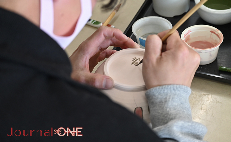 砥部焼の絵付けをする吉金選手_2 -Journal-ONE撮影