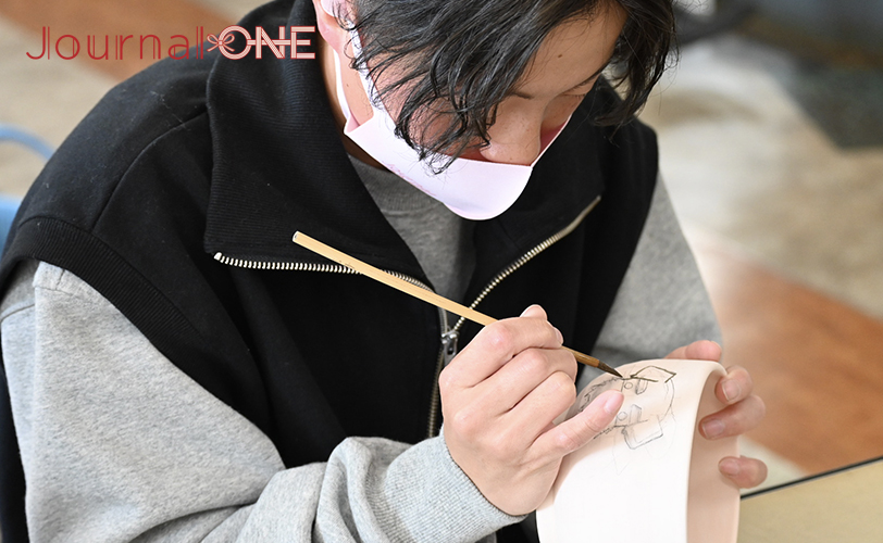 砥部焼の絵付けをする吉金選手 -Journal-ONE撮影