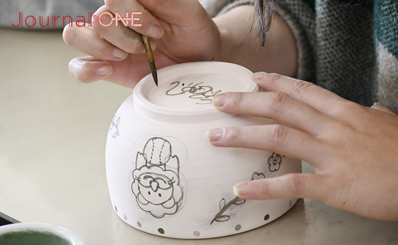 砥部焼の絵付けをする本間選手_2 -Journal-ONE撮影