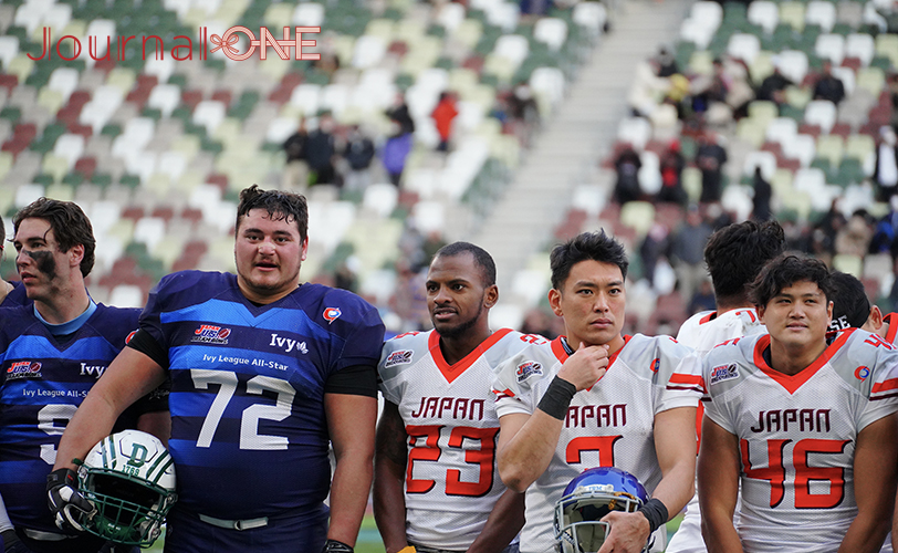 試合終了後、両チームの選手スタッフがフィールド上に駆け寄りお互いの健闘を称え合う -Journal-ONE撮影