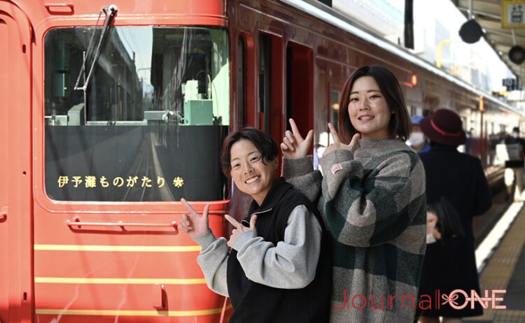 伊予灘ものがたりの乗車に笑顔の女子ソフト・伊予銀行ヴェールズの本間紀帆選手、吉金亜希子選手 -Journal-ONE撮影