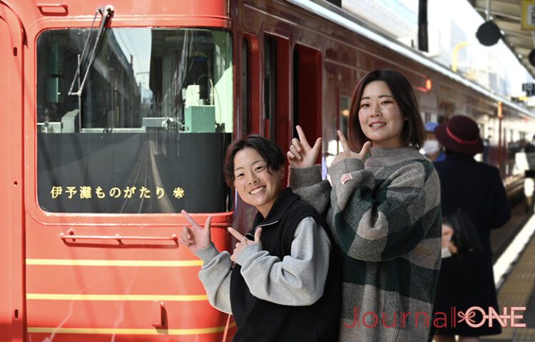 伊予灘ものがたりの乗車に笑顔の女子ソフト・伊予銀行ヴェールズの本間紀帆選手、吉金亜希子選手 -Journal-ONE撮影