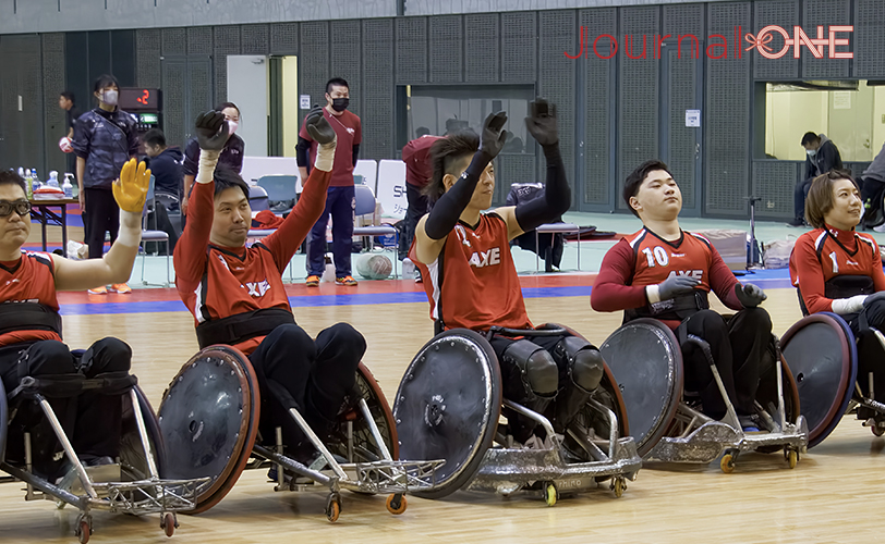 第24回車いすラグビー日本選手権大会 初戦勝利を収め、歓声に応えるAXEの選手たち -Journal-ONE撮影