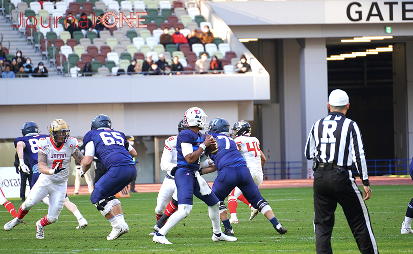 アイビーリーグ選抜・QBのRyan Glover選手のパスが観衆を魅了する -Journal-ONE撮影