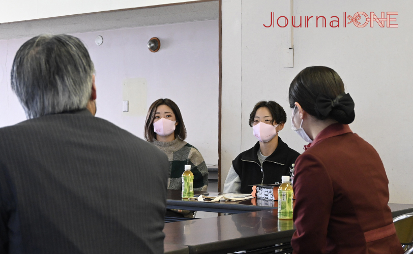 JR四国 伊予灘ものがたり企画室長の窪 仁志さんと、アテンダントの山本 美香さんにお話しを伺う様子 -Journal-ONE撮影