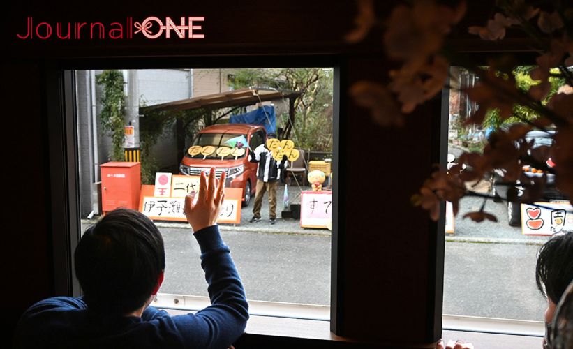 伊予灘ものがたり 手を振ってくださる沿線にお住まいの皆さん -Journal-ONE撮影