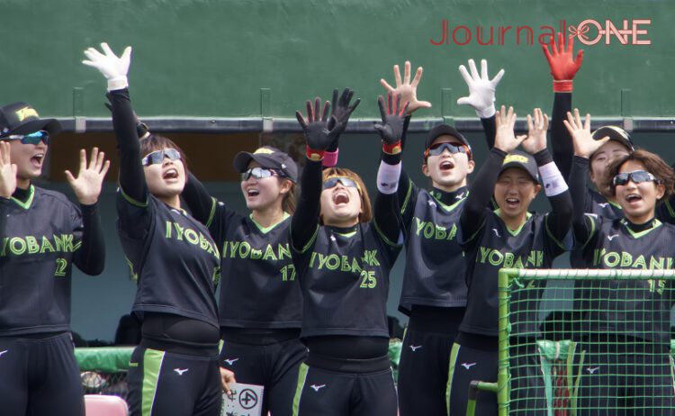 JDリーグ2023開幕戦・反撃に盛り上がる伊予銀行ヴェールズのベンチ-Journal-ONE撮影