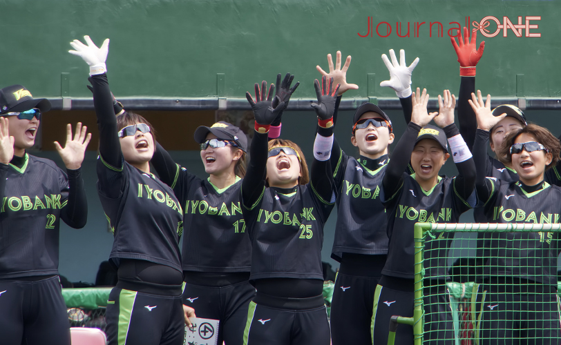JDリーグ2023開幕戦・反撃に盛り上がる伊予銀行ヴェールズのベンチ-Journal-ONE撮影