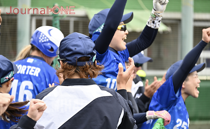 JDリーグ2023開幕戦・中川彩音選手の本塁打に沸くSGホールディングス ギャラクシースターズのベンチ-Journal-ONE撮影