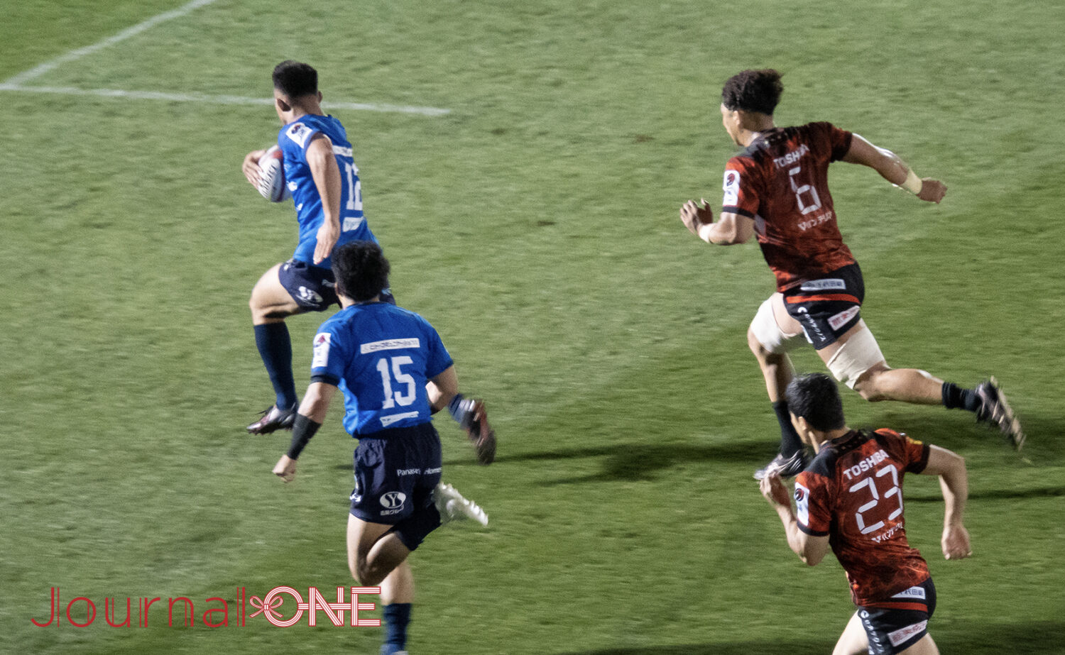 ラグビー リーグワン 最終戦でパスカットからの速攻を見せる埼玉パナソニックワイルドナイツ-Journal-ONE撮影