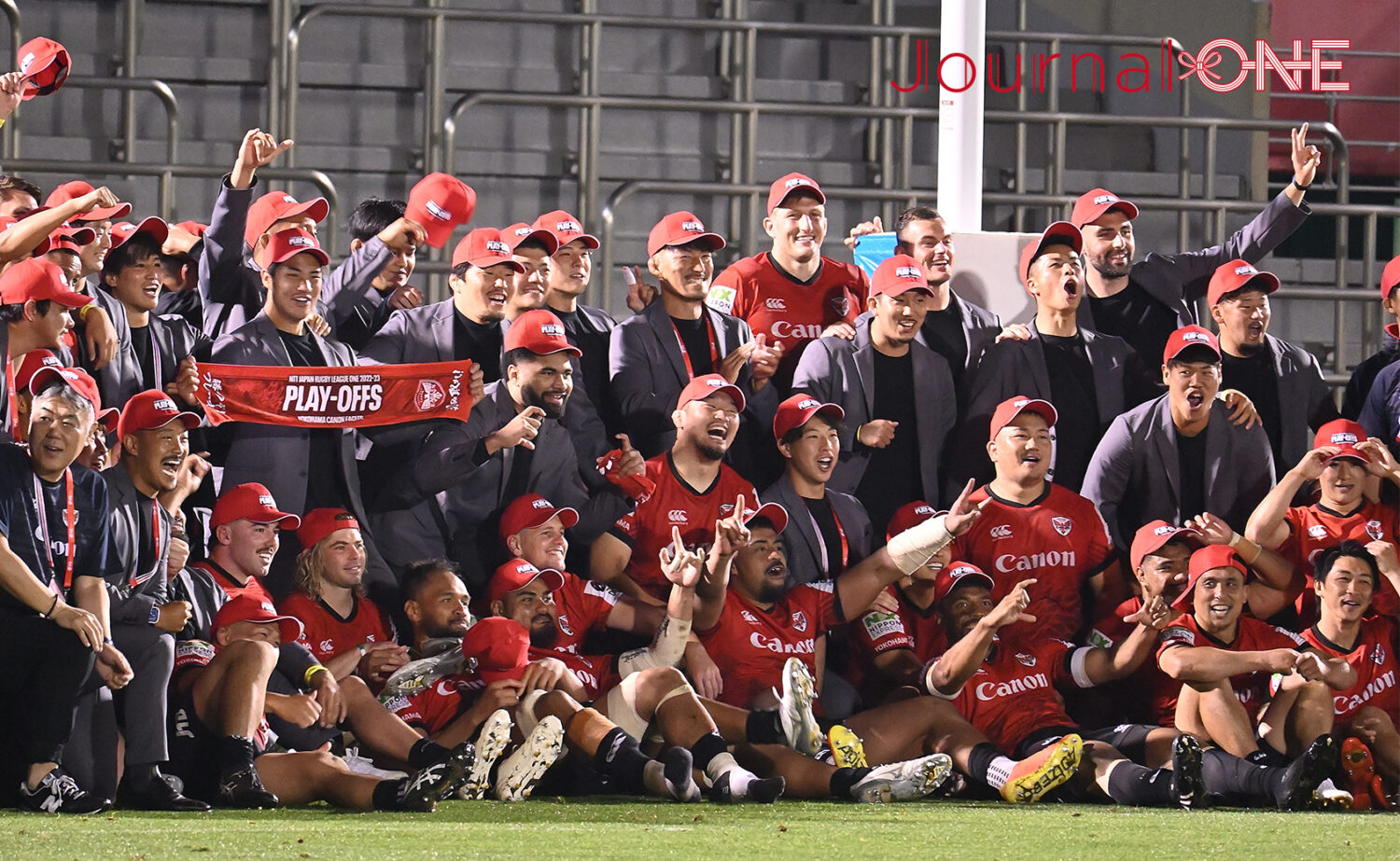 ジャパンラグビー リーグワン プレーオフ 東京サントリーサンゴリアスvs横浜キヤノンイーグルスの3位決定戦 勝って喜びを爆発させるCanonの選手たち-Journal-ONE撮影