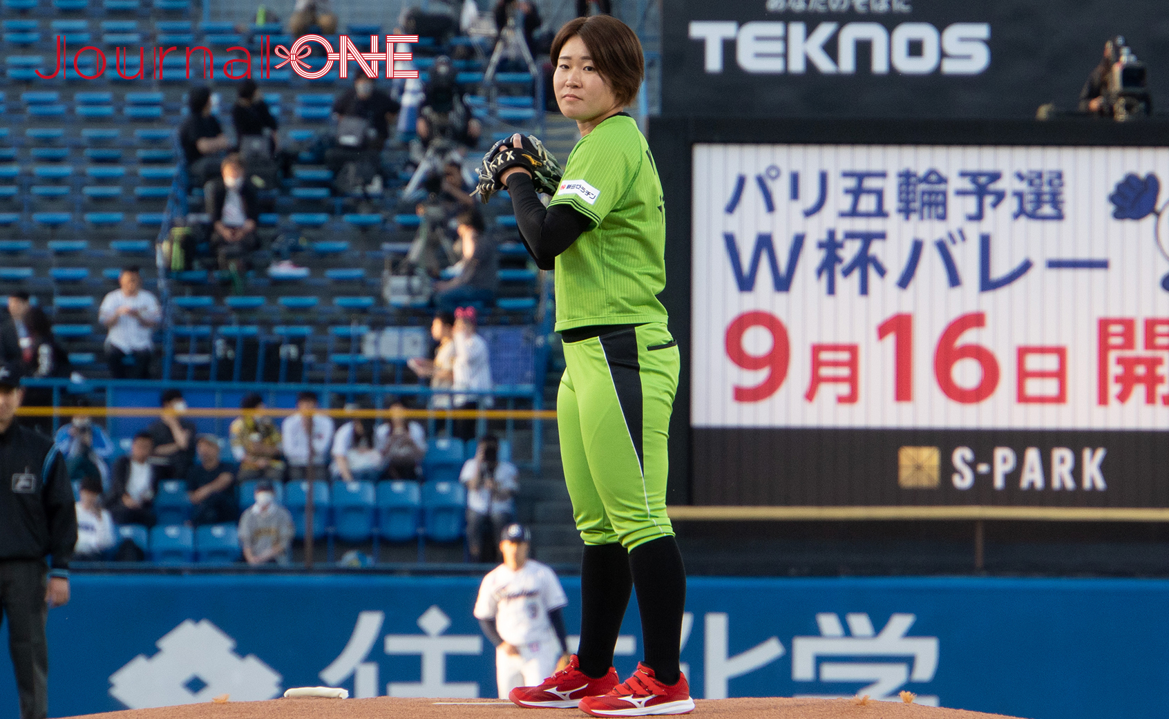 東京ヤクルトスワローズvs阪神タイガース "松山DAY" 始球式に登場したスワローズ・久保拓眞投手の実妹で女子ソフトボール選手の久保和咲さん（伊予銀行ヴェールズ）-Journal-ONE撮影
