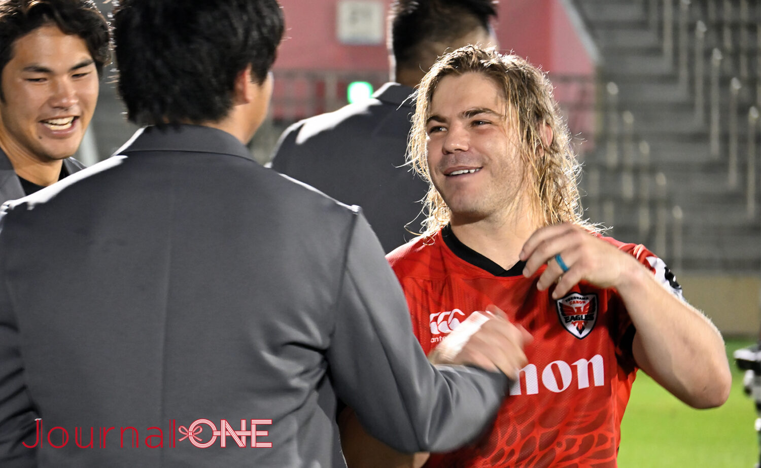 ジャパンラグビー リーグワン プレーオフ 東京サントリーサンゴリアスvs横浜キヤノンイーグルスの3位決定戦 試合後に笑顔を見せるCanonのファフ・デクラーク（Faf De Klerk）選手-Journal-ONE撮影