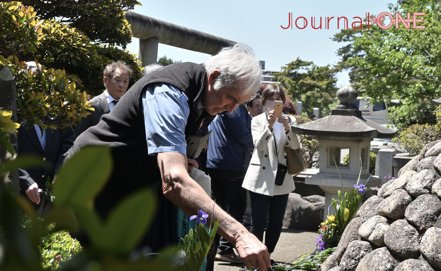 柔道の創設者・嘉納治五郎師範の墓前祭に出席したFranceの柔道家Raymond-Yves Cairaschi氏-Journal-ONE撮影
