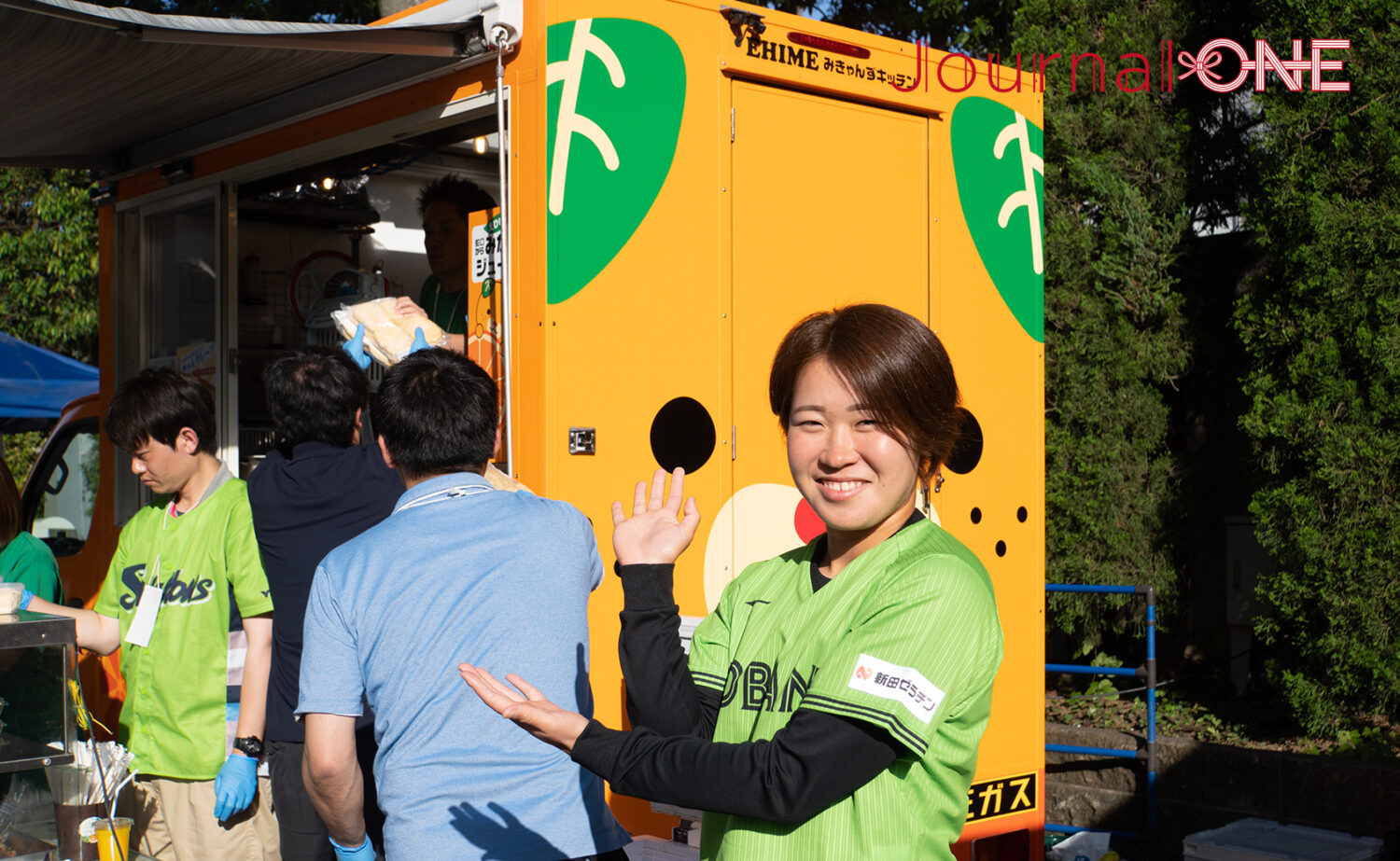 東京ヤクルトスワローズvs阪神タイガース "松山DAY" 始球式に登場したスワローズ・久保拓眞投手の実妹で女子ソフトボール選手の久保和咲さん(伊予銀行ヴェールズ)-Journal-ONE撮影