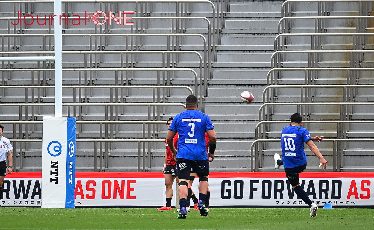 ジャパンラグビー リーグワン プレーオフ 埼玉パナソニックワイルドナイツvs横浜キヤノンイーグルス W杯2023日本代表レギュラーを狙う・松田力也(Panasonic)の華麗なキック-Journal-ONE撮影