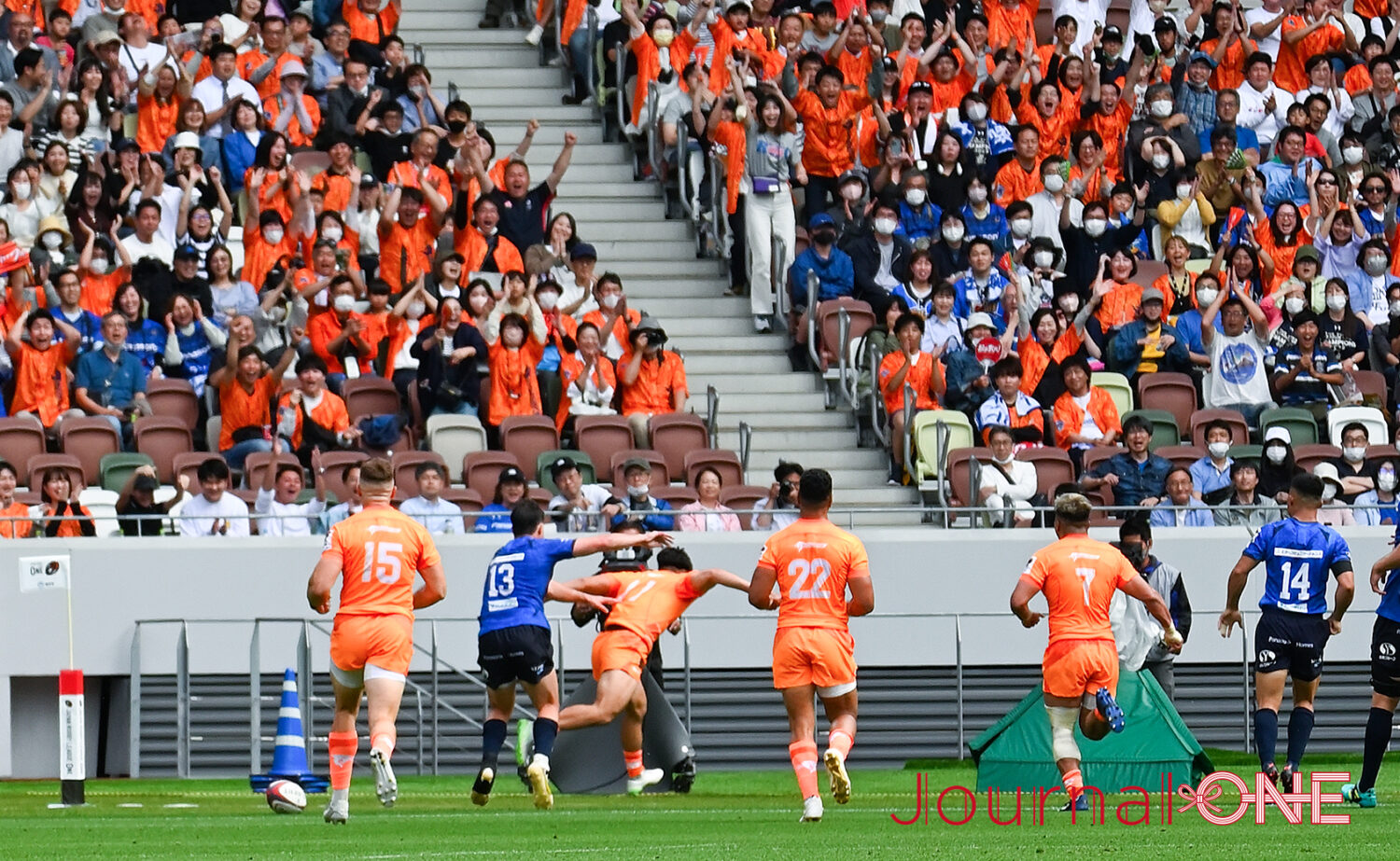 ジャパンラグビー リーグワン プレーオフ 埼玉パナソニックワイルドナイツvsクボタスピアーズ船橋・東京ベイの決勝戦 試合を決定づけるキックパスを出した立川 理道選手と受ける木田 晴斗選手(Kubota)-Journal-ONE撮影