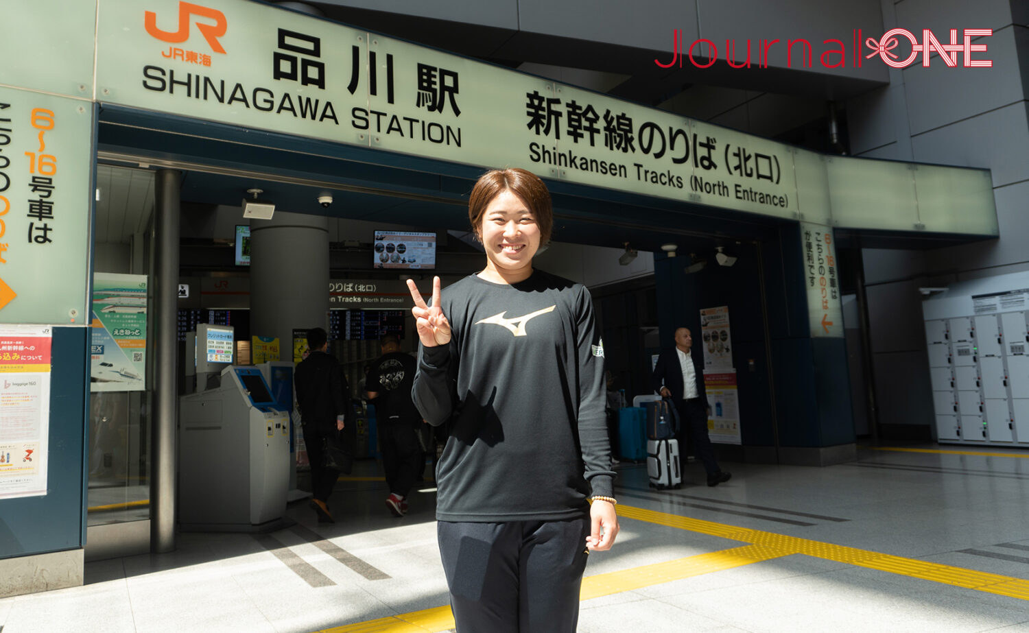 東京ヤクルトスワローズvs阪神タイガース "松山DAY" 始球式に登場したスワローズ・久保拓眞投手の実妹で女子ソフトボール選手の久保和咲さん(伊予銀行ヴェールズ)-Journal-ONE撮影
