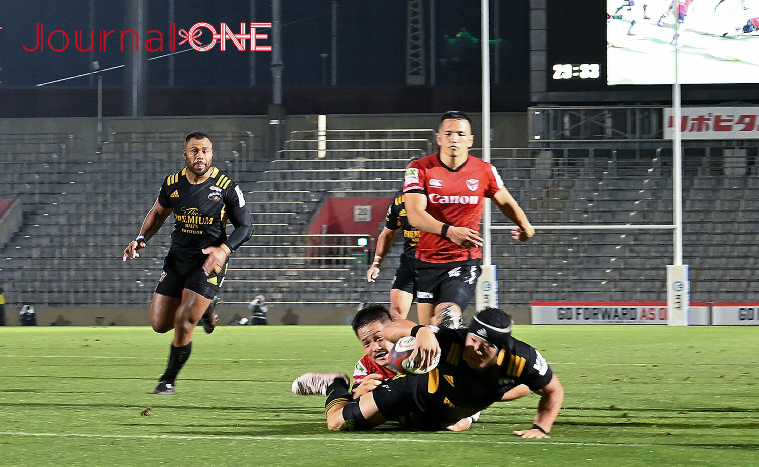 ジャパンラグビー リーグワン プレーオフ 東京サントリーサンゴリアスvs横浜キヤノンイーグルスの3位決定戦 Suntoryの中村 駿太選手のトライ-Journal-ONE撮影