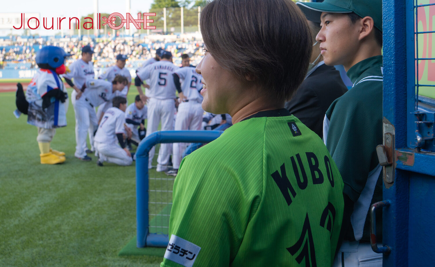 東京ヤクルトスワローズvs阪神タイガース "松山DAY" 始球式に登場したスワローズ・久保拓眞投手の実妹で女子ソフトボール選手の久保和咲さん（伊予銀行ヴェールズ）-Journal-ONE撮影
