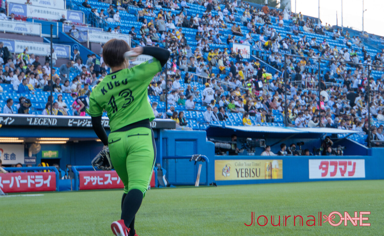 東京ヤクルトスワローズvs阪神タイガース "松山DAY" 始球式に登場したスワローズ・久保拓眞投手の実妹で女子ソフトボール選手の久保和咲さん（伊予銀行ヴェールズ）-Journal-ONE撮影