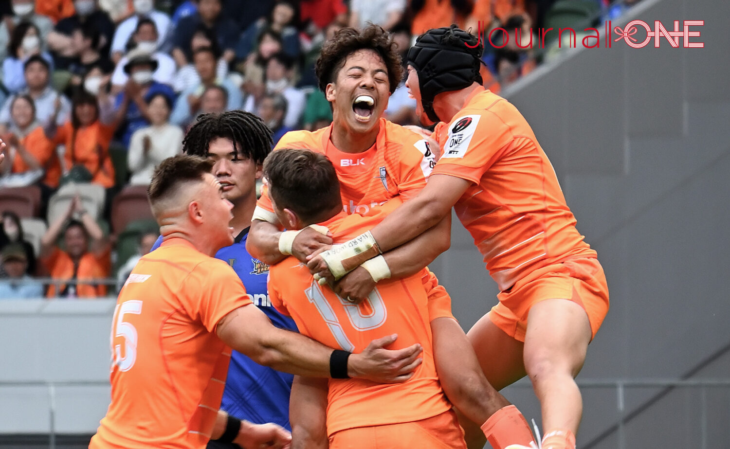 ジャパンラグビー リーグワン プレーオフ 埼玉パナソニックワイルドナイツvsクボタスピアーズ船橋・東京ベイの決勝戦 創部以来の初優勝を飾り喜ぶKubotaの選手たち-Journal-ONE撮影