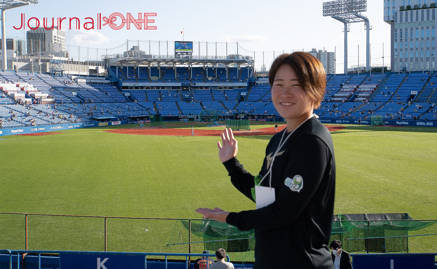東京ヤクルトスワローズvs阪神タイガース "松山DAY" 始球式に登場したスワローズ・久保拓眞投手の実妹で女子ソフトボール選手の久保和咲さん(伊予銀行ヴェールズ)-Journal-ONE撮影