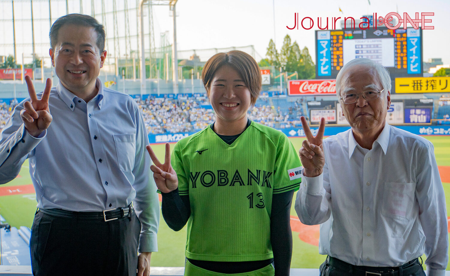 東京ヤクルトスワローズvs阪神タイガース "松山DAY" 始球式に登場したスワローズ・久保拓眞投手の実妹で女子ソフトボール選手の久保和咲さん（伊予銀行ヴェールズ）と野志克仁松山市長-Journal-ONE撮影
