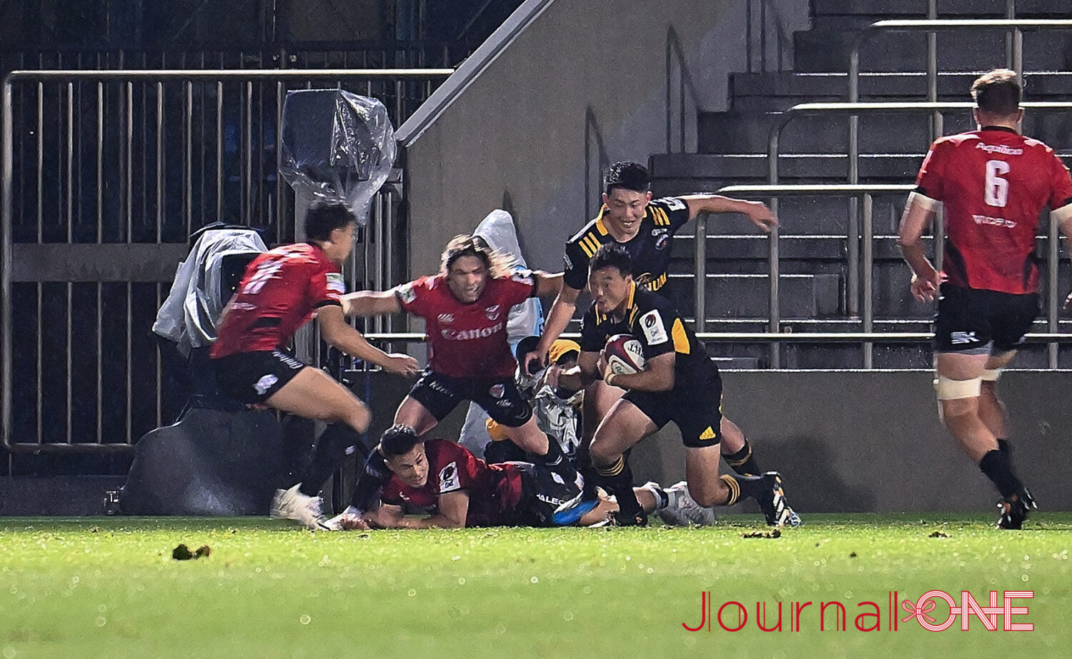 ジャパンラグビー リーグワン プレーオフ 東京サントリーサンゴリアスvs横浜キヤノンイーグルスの3位決定戦 Suntoryのアタック-Journal-ONE撮影