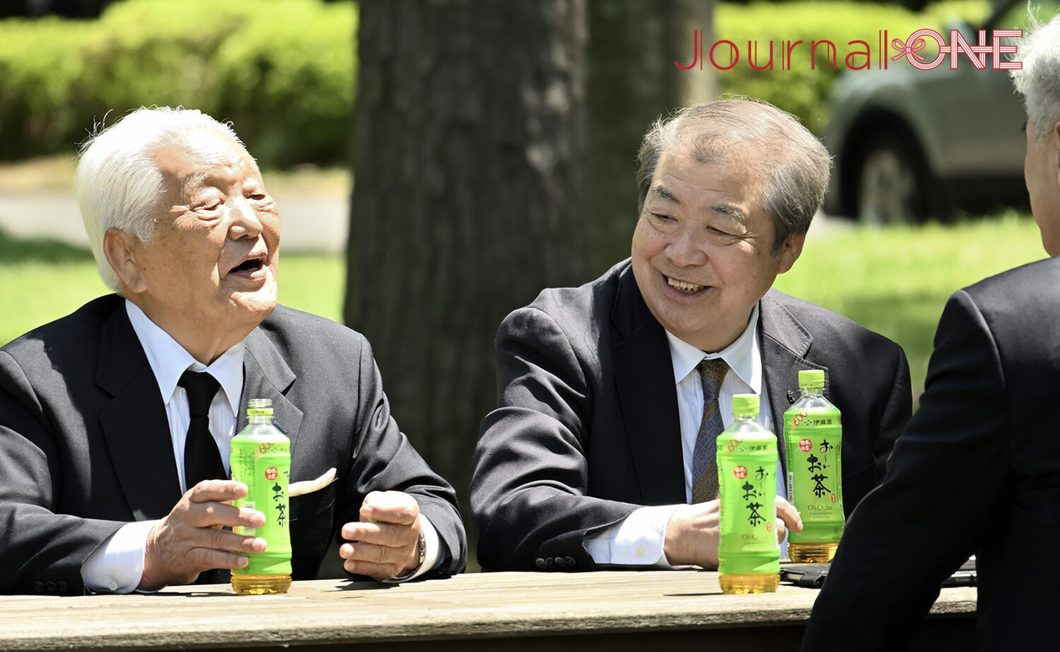 柔道の創設者・嘉納治五郎師範の墓前祭で山本四郎九段と談笑する上村春樹第5代講道館館長-Journal-ONE撮影