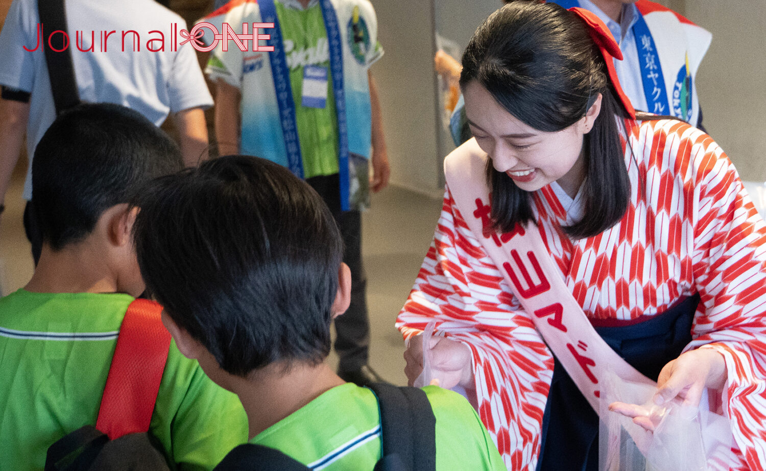 東京ヤクルトスワローズvs阪神タイガース "松山DAY"でパンフレットを手渡す松山マドンナ大使-Journal-ONE撮影
